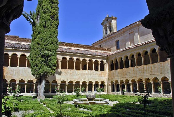 The cloister of Santo Domingo de Silos, Northern Spain, 11th-12th century. In countries like Spain, warm weather meant that the arcades of the cloisters could remain open (unglazed). This enabled the use of arcaded columns. In places like Durham, where the cloisters needed to be glazed, they usually took the form of rows of large windows instead - an example of how climate can affect the way in which the same architectural feature is expressed. 