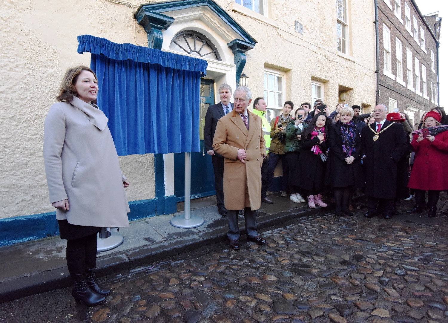 King Charles unveils a blue plaque commemorating his ancestor Dame Elizabeth Bakiston-Bowes (1651-1736)