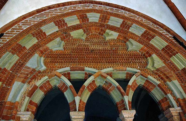 Detail of the east cloister of the abbey of Chiaravalle Della Colomba in Italy. The intersecting arches resemble those of Durham Cathedral