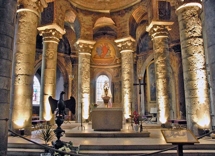 The construction of the columns is similar to that of those in the chapel at Durham Castle in that they are made of blocks of stone, rather than being monolithic. 