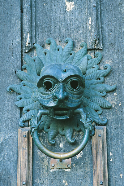 The sanctuary knocker fits in within the Romanesque tradition (see previous image), but has a strangely eastern feel to it. It had great political significance: In medieval times, persecuted individuals who required a place of refuge could bang on the knocker and would be given sanctuary in the Cathedral for 37 days.  