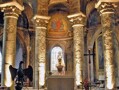 The construction of the columns is similar to that of those in the chapel at Durham Castle in that they are made of blocks of stone, rather than being monolithic. 